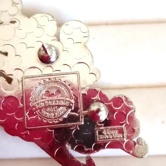 DISNEY MICKEY AND MINNIE FUN IN THE SNOW PIN - Picture 2 of 6